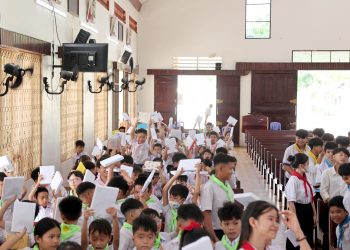 Bluetechni Lan Tỏa Yêu Thương: Tặng Vở Cho Các Em Hiếu Học